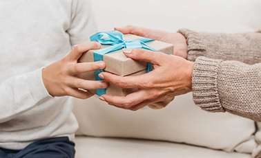 The Art of Thoughtful Giving: Strengthening Bonds Through Gifts